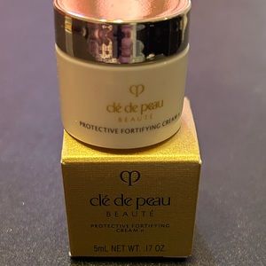 π¦6/$25 clΓ© de peau
BEAUTΓ
PROTECTING FORTIFYING New TravelSz